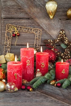 Froehliche decoration with candles for Christmas