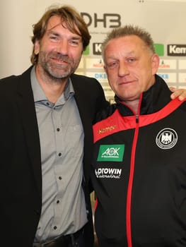Steffen Stiebler (SC Magdeburg) with DHB national coach Michael Biegler