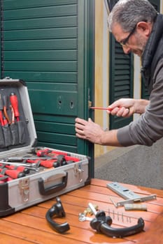 Locksmith repair a door lock replaces the lock and fixes the screws.