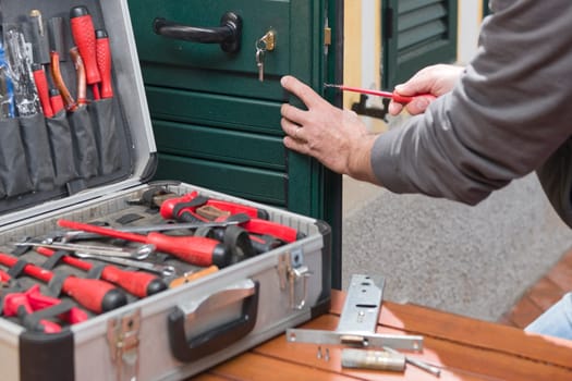 Locksmith repair a door lock replaces the lock and fixes the screws.
