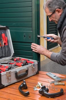 Locksmith repair a door lock replaces the lock and fixes the screws.