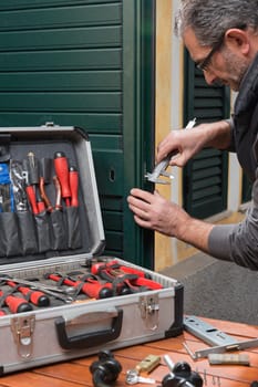 Locksmith repair a door lock replaces the lock and fixes the screws.