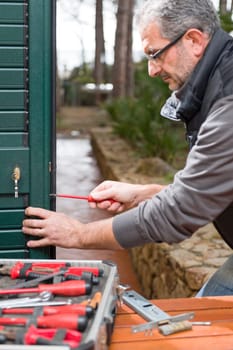 Locksmith repair a door lock replaces the lock and fixes the screws.