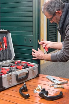 Locksmith repair a door lock replaces the lock and fixes the screws.