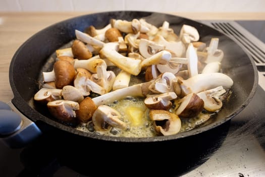 Fry mushrooms and herb mushrooms in butter in a pan of cast iron