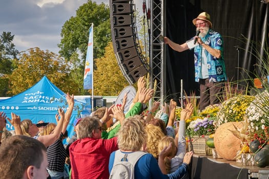 the Swedish singer Harpo during a performance during the harvest festival in the Elbauenpark in Magdeburg