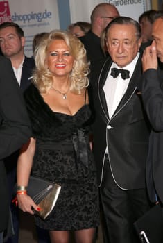 Sonja Schoenanger ( Kaeferl ) und Richard Lugner , .Movie Meets Media 2017 im Hotel Atlantic Hamburg