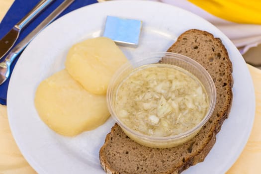 Sour-milk cheese with onion marinade and rye bread - hand cheese with music
