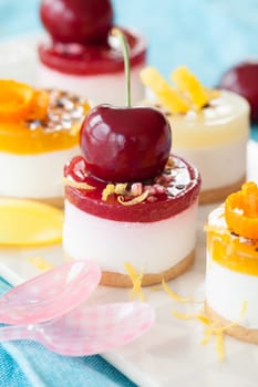 Small toertchen,cheese cake with jelly and fruit