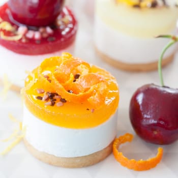 Small toertchen,cheese cake with jelly and fruit