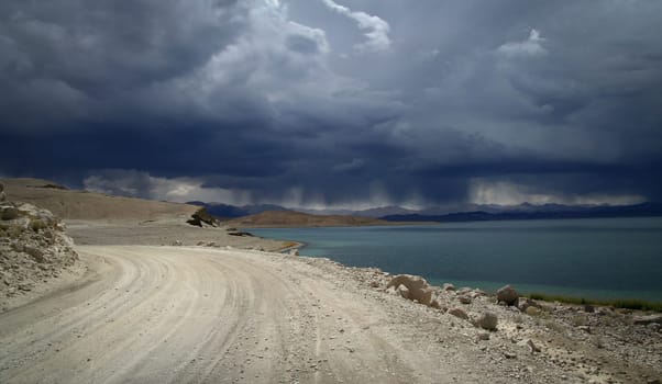 Remote road from Xinjang province in China to Rutog in Western Tibet