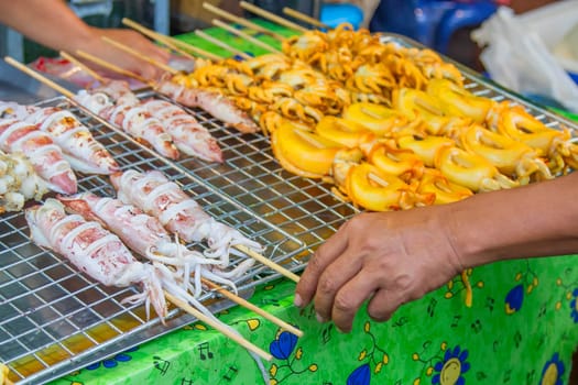 Use a hand of grilled squid on wire mesh.