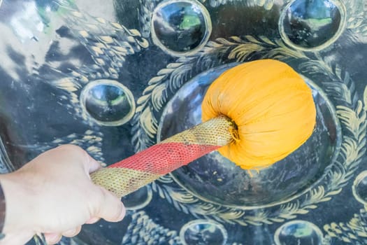 Bat of big gong black with hand