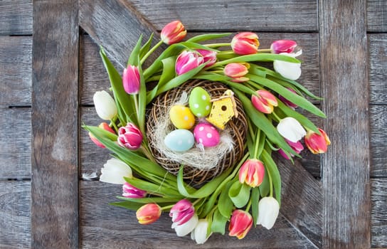 Froehliches Osternest with fresh tulips