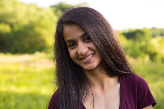 Portrait of a froehlichen young woman - exterior shot in summer
