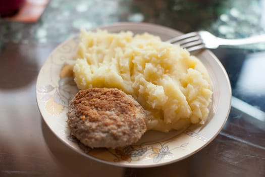 Meat pattie with potato puree