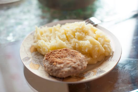 Meat pattie with potato puree
