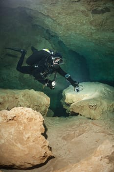 divers underwater caves diving Florida Jackson Blue cave USA