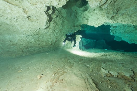 divers underwater caves diving Florida Jackson Blue cave USA