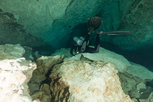 divers underwater caves diving Florida Jackson Blue cave USA
