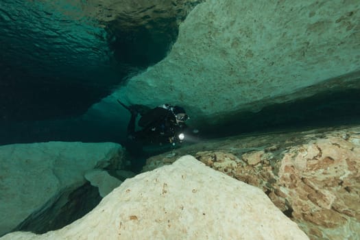 divers underwater caves diving Florida Jackson Blue cave USA