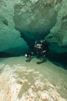 divers underwater caves diving Florida Jackson Blue cave USA