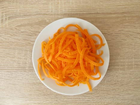 Low-carbohydrate vegetable noodles made from carrots