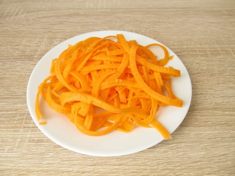 Low-carbohydrate vegetable noodles made from carrots