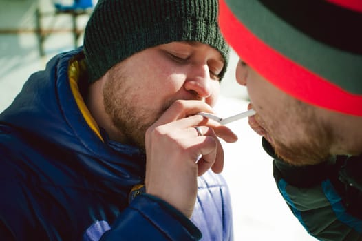 man asked to light a passerby from a cigarette, the mutual use of smokers on the street