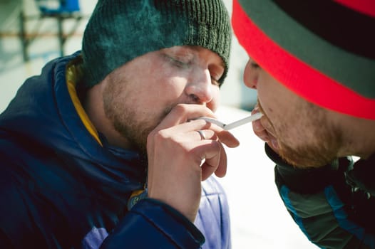 man asked to light a passerby from a cigarette, the mutual use of smokers on the street