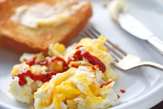 Scrambled eggs with Sriracha hot chili sauce and buttered toast
