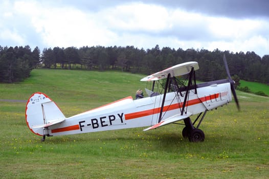 landing a biplane rolling on the Mende airfield in the French department of Gard to go to park in the place reserved for him