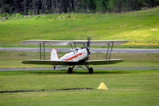 landing a biplane rolling on the Mende airfield in the French department of Gard to go to park in the place reserved for him