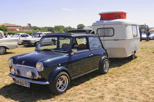 Austin mini small towing a caravan with its measurement and presentation in a motor rally