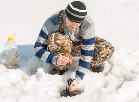 Installation of gear for winter fishing on the river