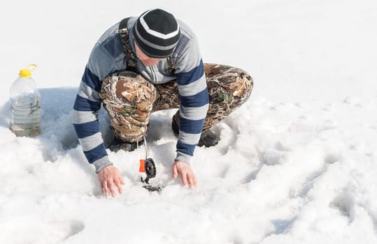 Installation of gear for winter fishing on the river