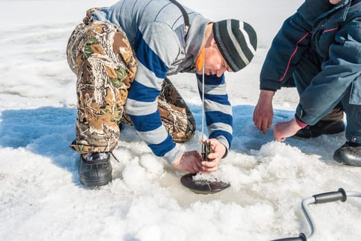 Installation of gear for winter fishing on the river
