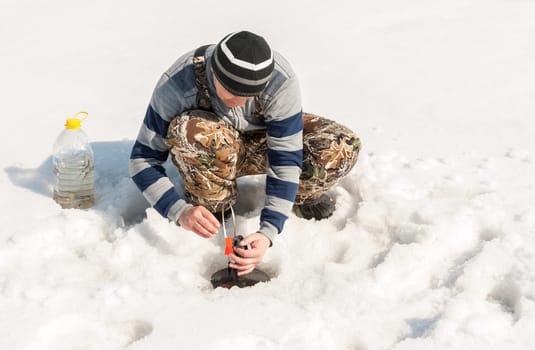 Installation of gear for winter fishing on the river