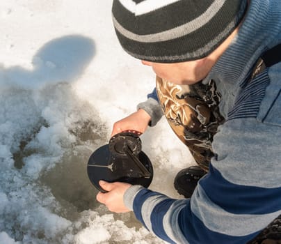 Installation of gear for winter fishing on the river