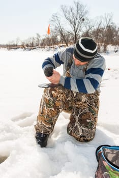 Installation of gear for winter fishing on the river