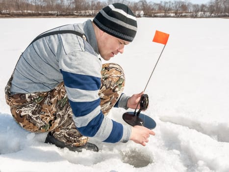 Installation of gear for winter fishing on the river