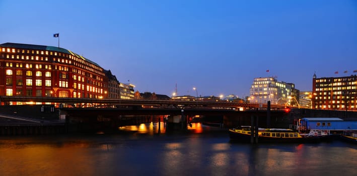 hamburg at night