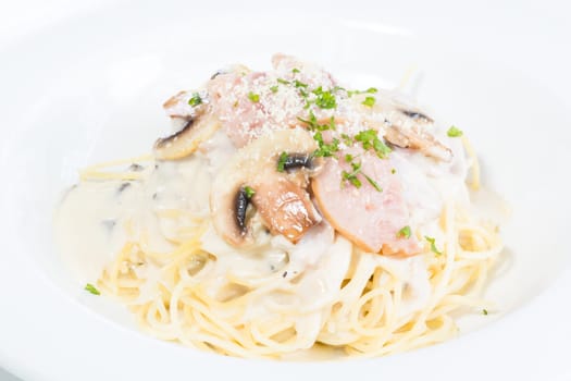 Spaghetti turkey Carbonara with button mushroom