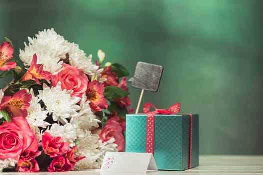 Love background with pink roses, flowers, gift, card on table. Concept of holiday Mother's Day. Copy space. Colorful studio background. holiday congratulations concept. Mother and love. Postcard