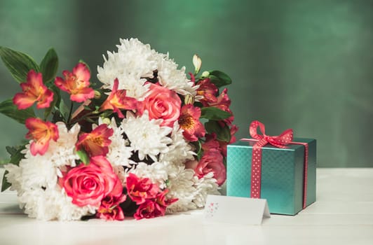 Love background with pink roses, flowers, gift, card on table. Concept of holiday Mother's Day. Copy space. Colorful studio background. holiday congratulations concept. Mother and love. Postcard