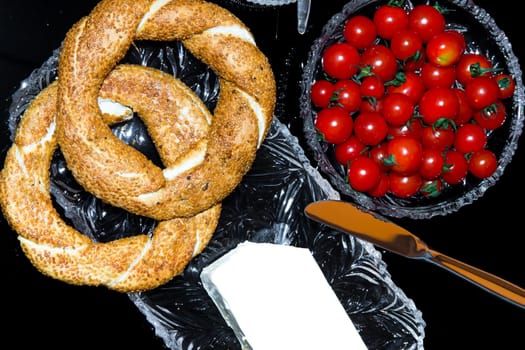 Sesame ring with Butter and tea