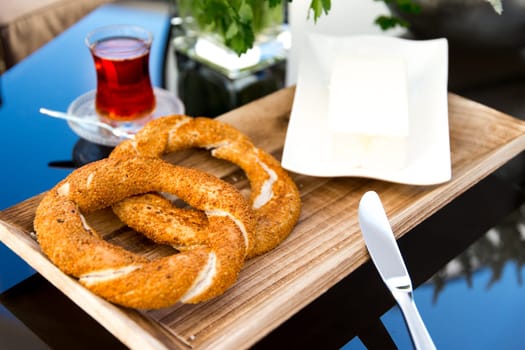 Sesame ring with Butter and tea