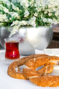 Sesame ring with Butter and tea