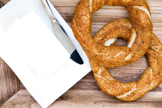 Sesame ring with Butter and tea