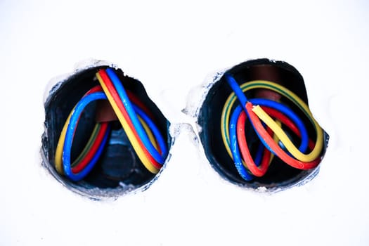 Electrical connection in the wall
